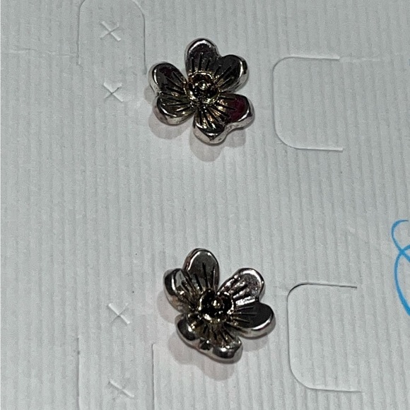 Premier Designs Earrings Dainty Flower Studs - Picture 5 of 5